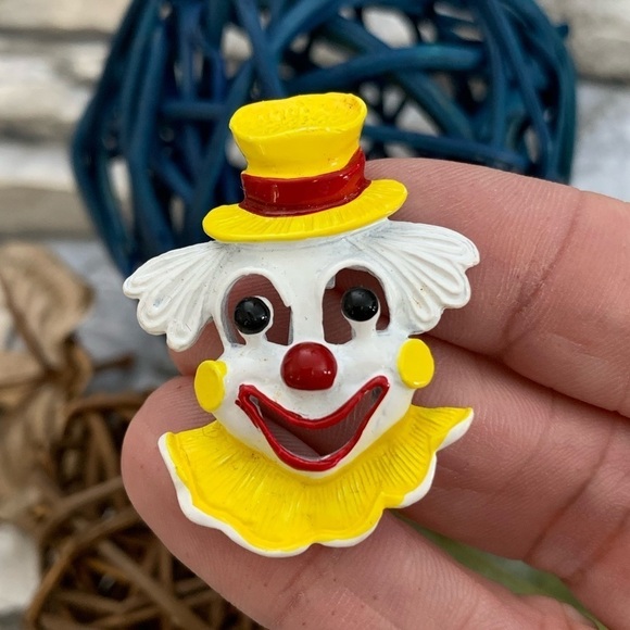 Vintage Signed Gerry’s Figural Circus Clown White Enamel Hand Painted Brooch Pin - Picture 5 of 5
